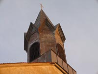 Lamelová okna na zvonici kostela